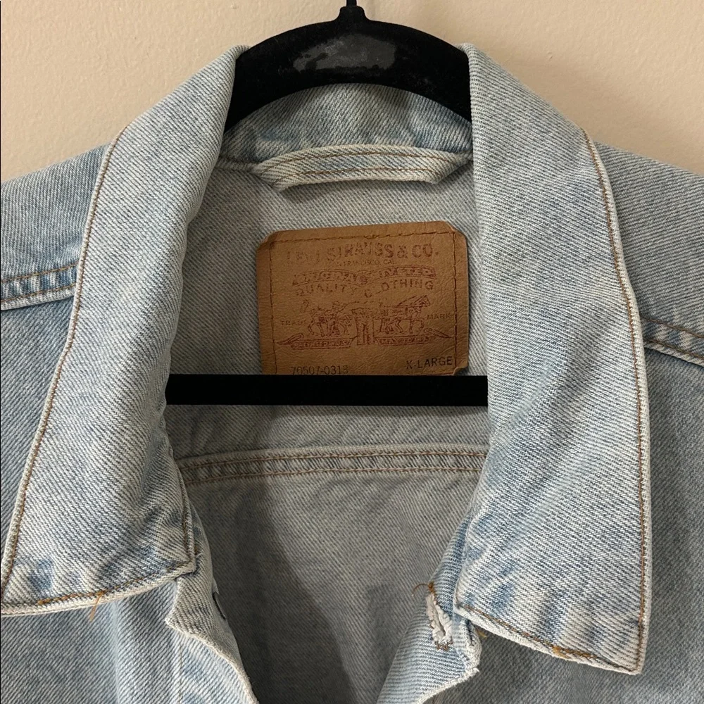 VINTAGE Men’s Levi's Light Blue Denim Truck Jacket - Picture 4 of 8